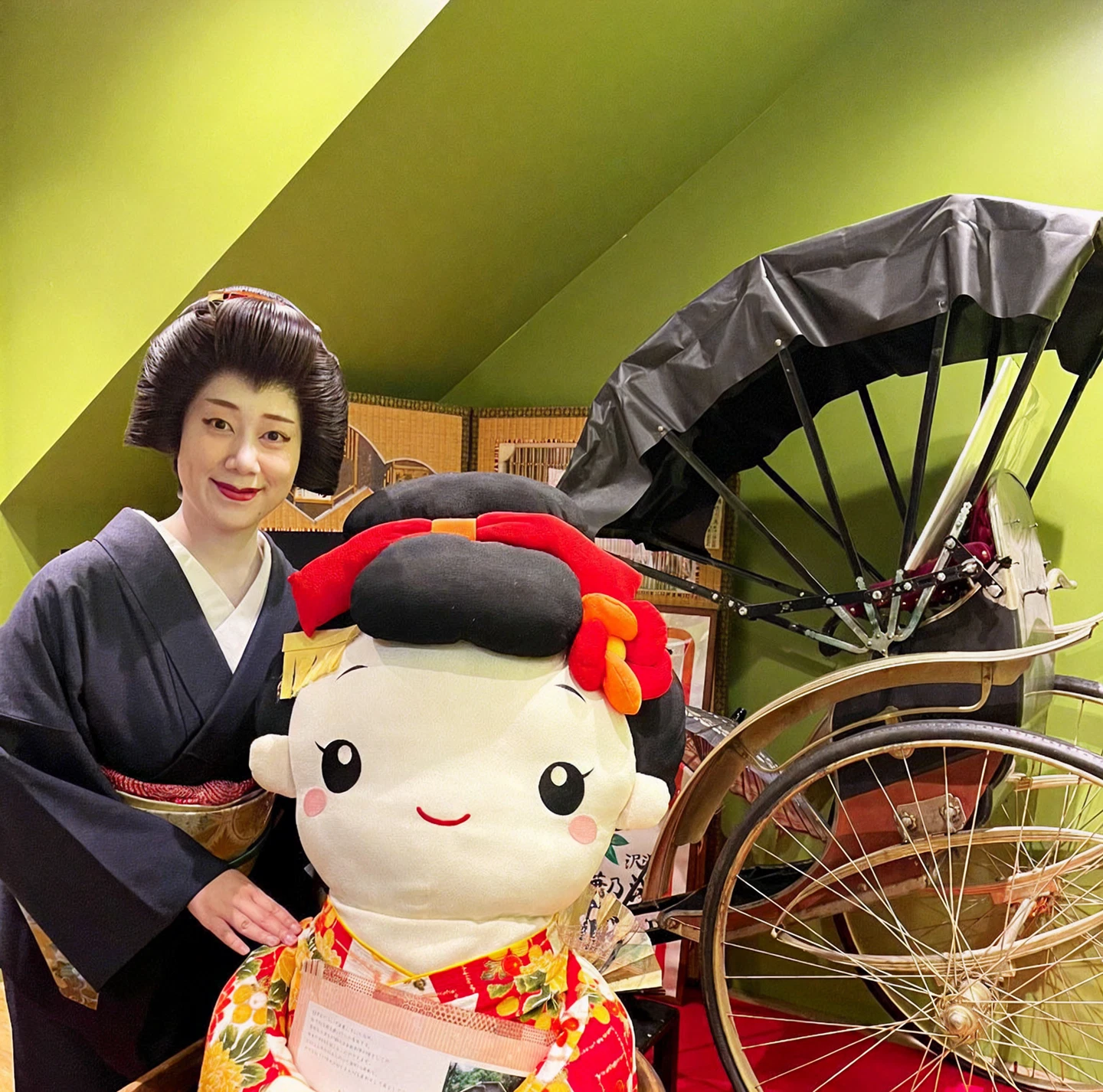 人力車と展示品が並ぶ展示ギャラリー