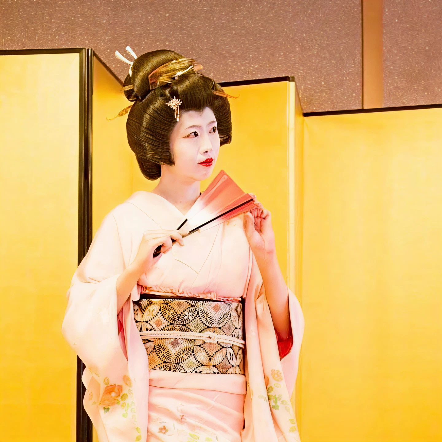 大広間で舞妓姿を見せるあきた舞妓